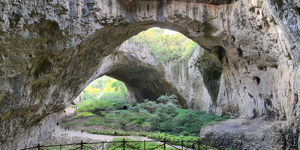 Devetàshka Cave